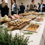 Buffet gourmand professionnel élégamment dressé avec charcuterie, fromages et canapés pour un événement d'entreprise