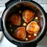 Cuisses de poulet dorées et fondantes dans un Cookeo ouvert avec sauce aux herbes et ail