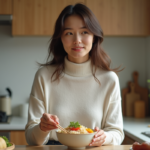 Jeune femme préparant un bol de riz vegan dans une cuisine moderne