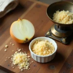 Balance de cuisine avec oignon frais coupé et oignon séché émincé dans un bol en céramique blanche sur table en bois rustique