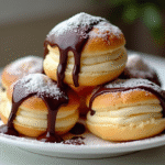 Profiteroles françaises empilées avec sauce chocolat